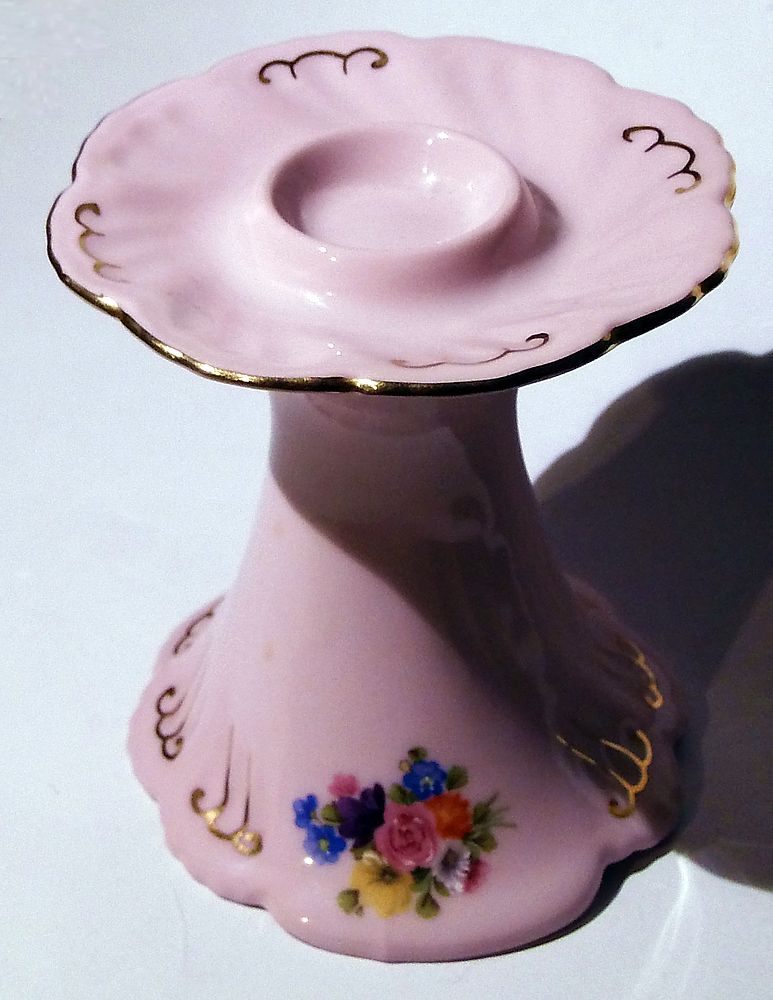 Svícen z růžového porcelánu Leander 1946
